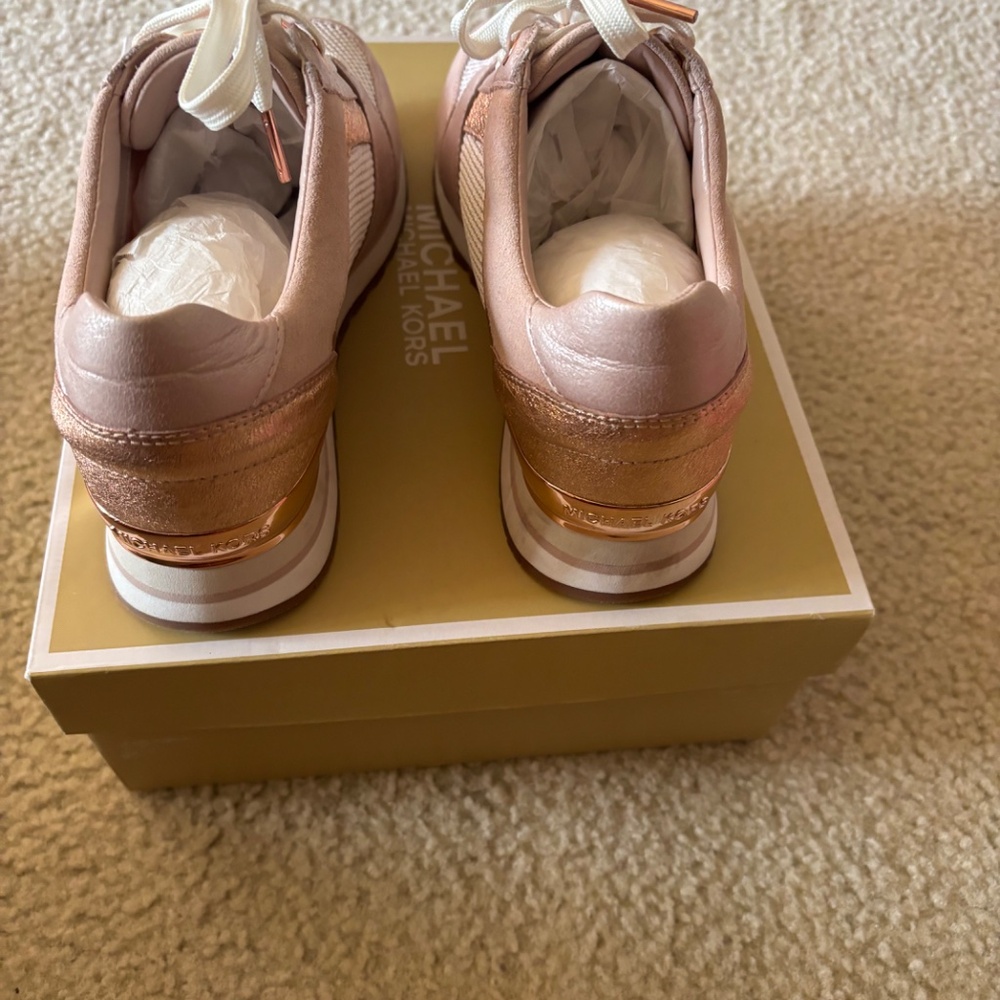 Sneakers - Picture 4 of 4